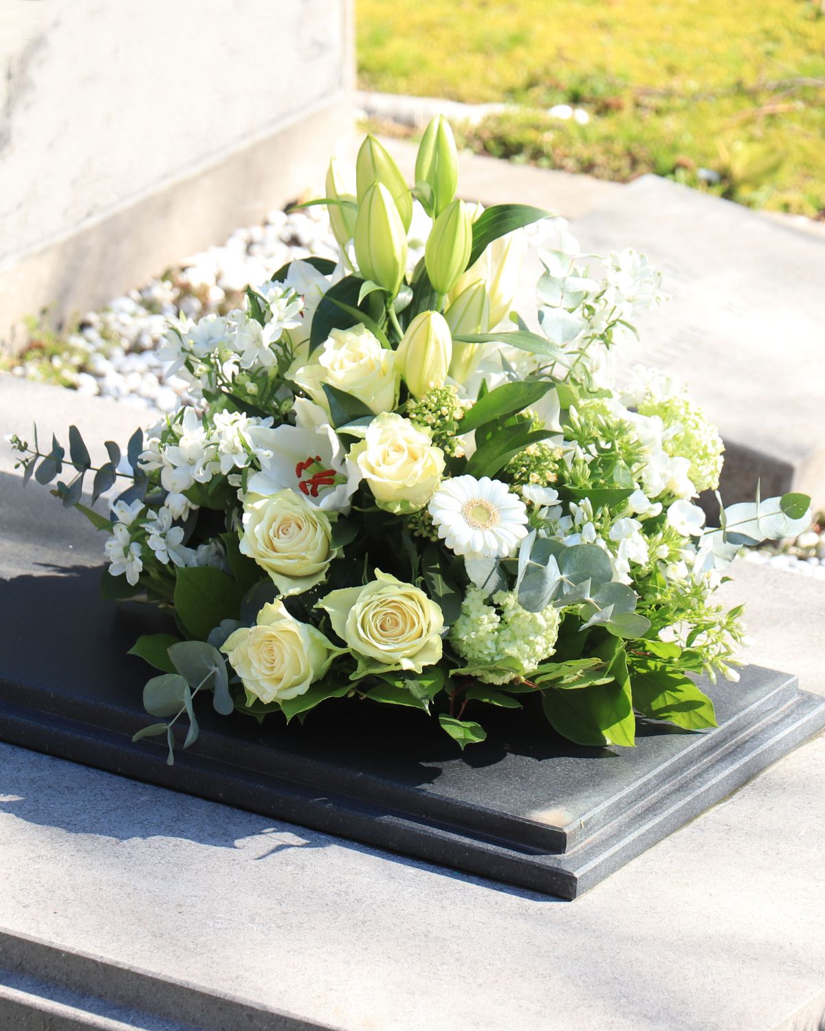 Homenagem floral branca cuidadosamente preparada
